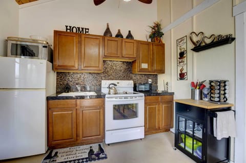 Cottage (1 Bedroom) | Private kitchen | Microwave, oven, stovetop, blender