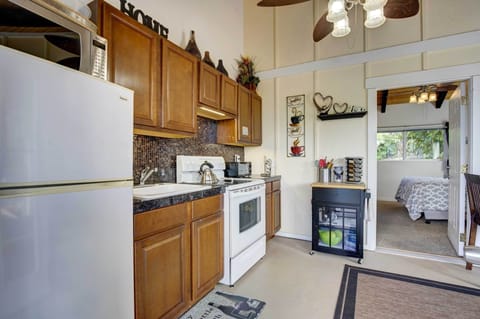 Cottage (1 Bedroom) | Private kitchen | Microwave, oven, stovetop, blender