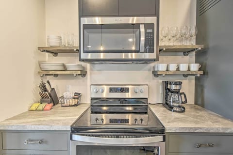 Apartment (2 Bedrooms) | Private kitchen | Microwave, oven, stovetop, dishwasher