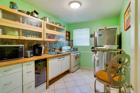 House (1 Bedroom) | Private kitchen | Microwave, cookware/dishes/utensils, paper towels