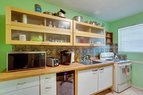 House (1 Bedroom) | Private kitchen | Microwave, cookware/dishes/utensils, paper towels