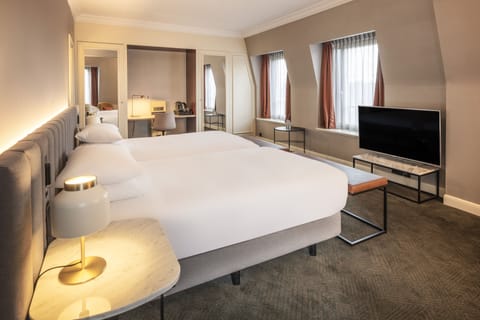 Junior Suite, 2 Twin Beds, Club Lounge Access | Hypo-allergenic bedding, in-room safe, desk, laptop workspace