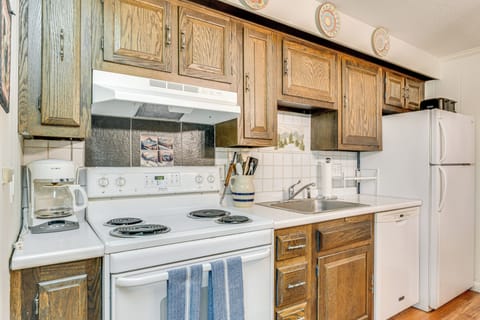 Apartment (3 Bedrooms) | Private kitchen | Microwave, oven, stovetop, dishwasher