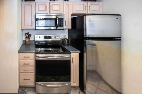 Apartment (2 Bedrooms) | Private kitchen | Microwave, oven, stovetop, dishwasher