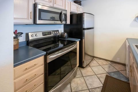 Apartment (2 Bedrooms) | Private kitchen | Microwave, oven, stovetop, dishwasher