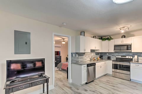 Apartment (1 Bedroom) | Private kitchen | Oven, stovetop, cookware/dishes/utensils, ice maker