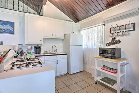 House (2 Bedrooms) | Private kitchen | Microwave, oven, stovetop, blender