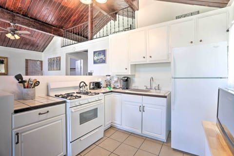 House (2 Bedrooms) | Private kitchen | Microwave, oven, stovetop, blender