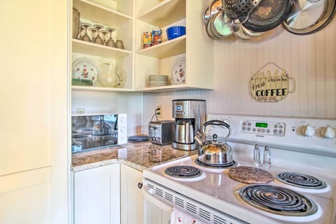 Cottage (1 Bedroom) | Private kitchen | Oven, stovetop, dishwasher, cookware/dishes/utensils