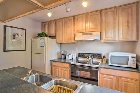 Apartment (0 Bedroom) | Private kitchen | Microwave, oven, stovetop, dishwasher