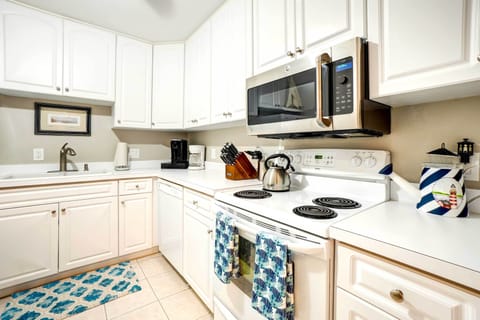 Cottage (2 Bedrooms) | Private kitchen | Microwave, oven, stovetop, dishwasher