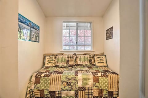 2 bedrooms, laptop workspace, bed sheets