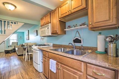 Apartment (2 Bedrooms) | Private kitchen | Microwave, oven, stovetop, cookware/dishes/utensils