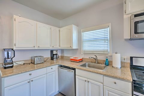 House (2 Bedrooms) | Private kitchen | Microwave, oven, stovetop, dishwasher