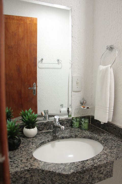 Standard Twin Room | Bathroom | Shower, rainfall showerhead, towels