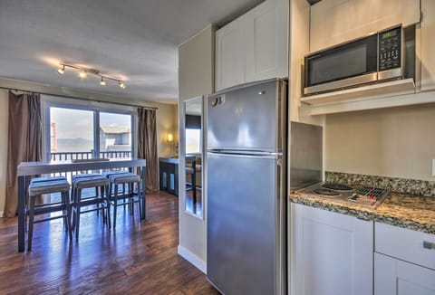 Apartment (1 Bedroom) | Private kitchen | Microwave, oven, stovetop, cookware/dishes/utensils