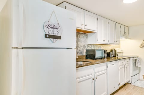 Apartment (2 Bedrooms) | Private kitchen | Microwave, oven, stovetop, dishwasher