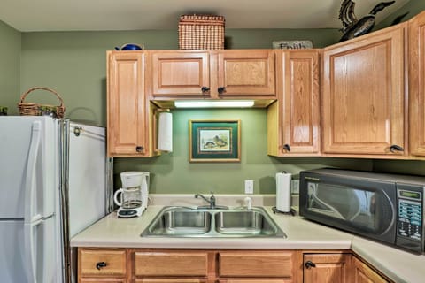 Apartment (0 Bedroom) | Private kitchen | Microwave, oven, stovetop, paper towels