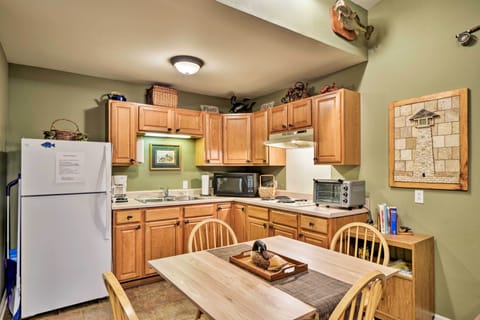 Apartment (0 Bedroom) | Private kitchen | Microwave, oven, stovetop, paper towels