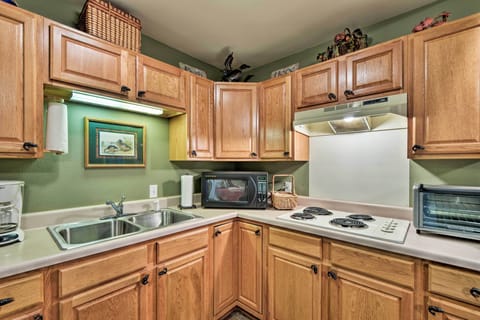 Apartment (0 Bedroom) | Private kitchen | Microwave, oven, stovetop, paper towels