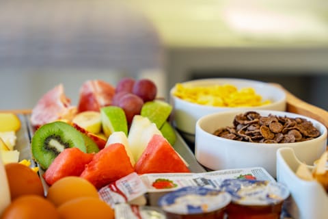 Daily continental breakfast (EUR 7 per person)