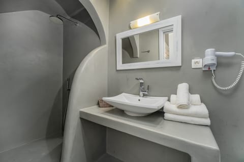 Deluxe Room | Bathroom | Shower, rainfall showerhead, designer toiletries, hair dryer