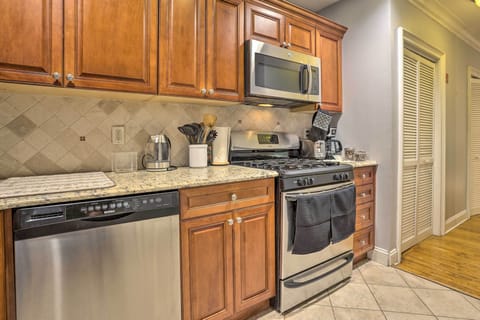 Apartment (1 Bedroom) | Private kitchen | Microwave, oven, stovetop, cookware/dishes/utensils