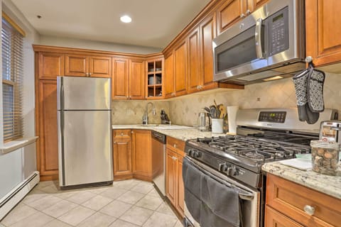 Apartment (1 Bedroom) | Private kitchen | Microwave, oven, stovetop, cookware/dishes/utensils