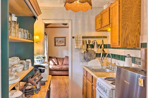 Cottage (2 Bedrooms) | Private kitchen | Microwave, oven, stovetop, cookware/dishes/utensils