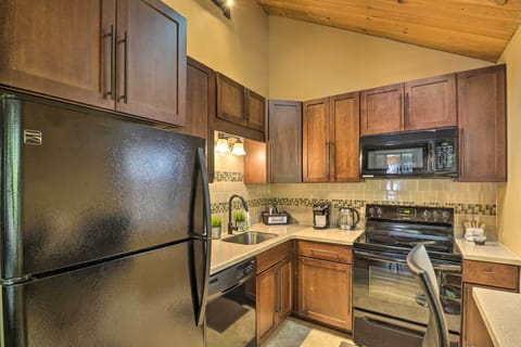 Apartment (0 Bedroom) | Private kitchen | Microwave, oven, stovetop, dishwasher