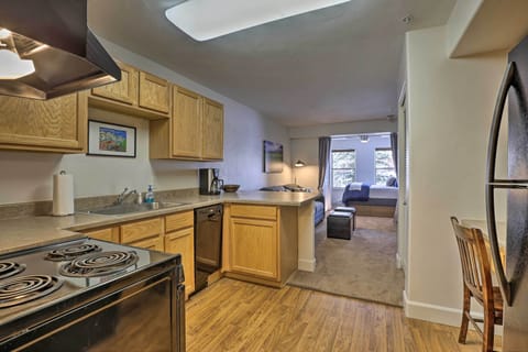 Apartment (0 Bedroom) | Private kitchen | Oven, stovetop, dishwasher, cookware/dishes/utensils