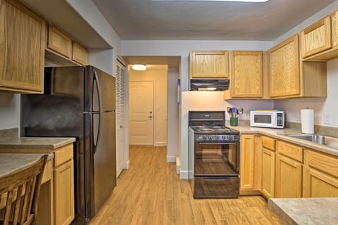 Apartment (0 Bedroom) | Private kitchen | Oven, stovetop, dishwasher, cookware/dishes/utensils