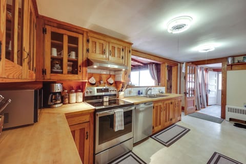 House (5 Bedrooms) | Private kitchen | Microwave, oven, stovetop, dishwasher