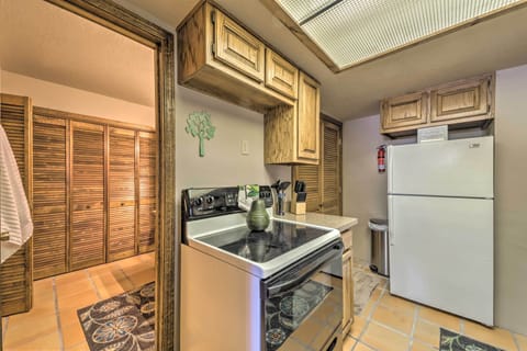 Apartment (1 Bedroom) | Private kitchen | Microwave, oven, stovetop, cookware/dishes/utensils