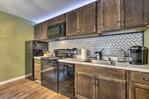 Apartment (2 Bedrooms) | Private kitchen | Microwave, oven, stovetop, dishwasher