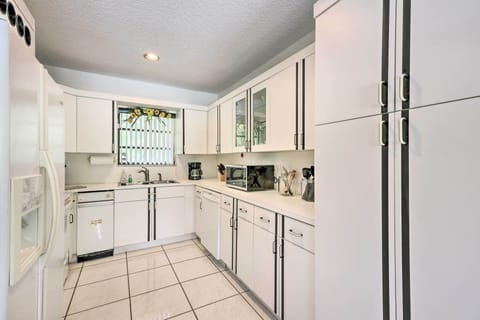 House (3 Bedrooms) | Private kitchen | Microwave, oven, stovetop, cookware/dishes/utensils