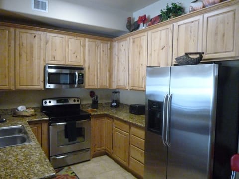 Full-size fridge, microwave, stovetop, coffee/tea maker