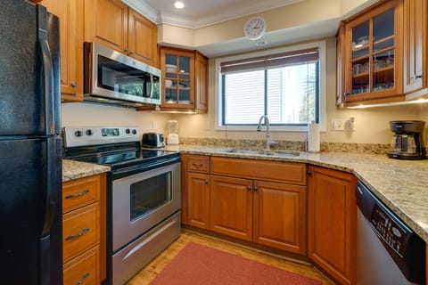 Apartment (3 Bedrooms) | Private kitchen | Microwave, oven, stovetop, dishwasher