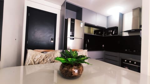 Elite Apartment | Private kitchen | Fridge, microwave, blender, cookware/dishes/utensils