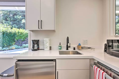 Apartment (0 Bedroom) | Private kitchen | Microwave, dishwasher, coffee grinder, cookware/dishes/utensils