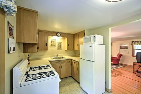 Apartment (2 Bedrooms) | Private kitchen | Microwave, oven, stovetop, cookware/dishes/utensils