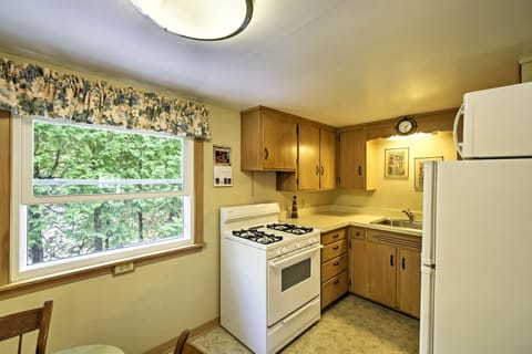 Apartment (2 Bedrooms) | Private kitchen | Microwave, oven, stovetop, cookware/dishes/utensils