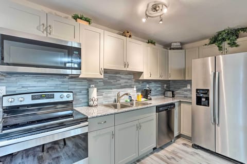 Apartment (1 Bedroom) | Private kitchen | Oven, stovetop, cookware/dishes/utensils, paper towels