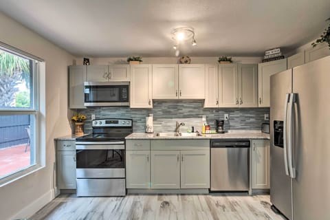 Apartment (1 Bedroom) | Private kitchen | Oven, stovetop, cookware/dishes/utensils, paper towels