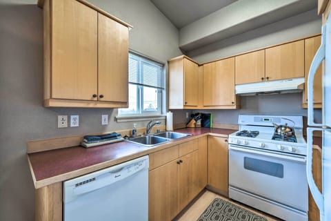 Apartment (1 Bedroom) | Private kitchen | Microwave, oven, stovetop, dishwasher