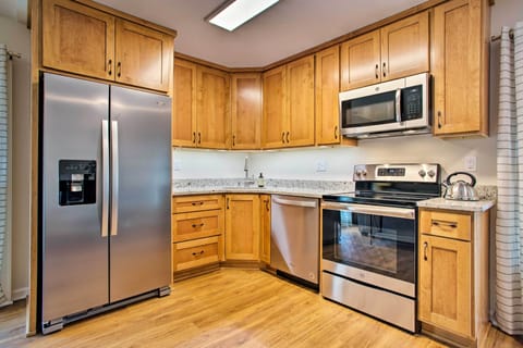 Apartment (1 Bedroom) | Private kitchen | Microwave, oven, stovetop, cookware/dishes/utensils