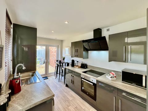 Family Townhome | Private kitchen | Electric kettle