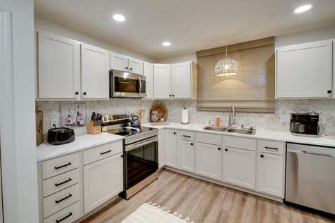 Apartment (3 Bedrooms) | Private kitchen | Microwave, oven, stovetop, dishwasher