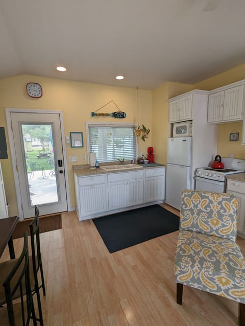 Comfort Cottage, Non Smoking, Fireplace | Private kitchen | Fridge, microwave, oven, stovetop