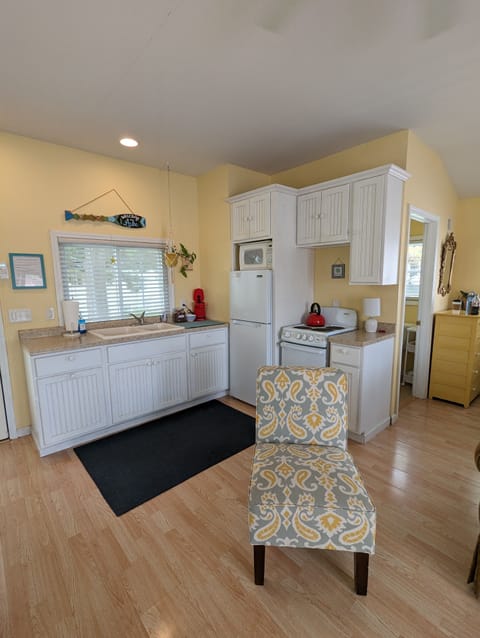 Comfort Cottage, Non Smoking, Fireplace | Private kitchen | Fridge, microwave, oven, stovetop